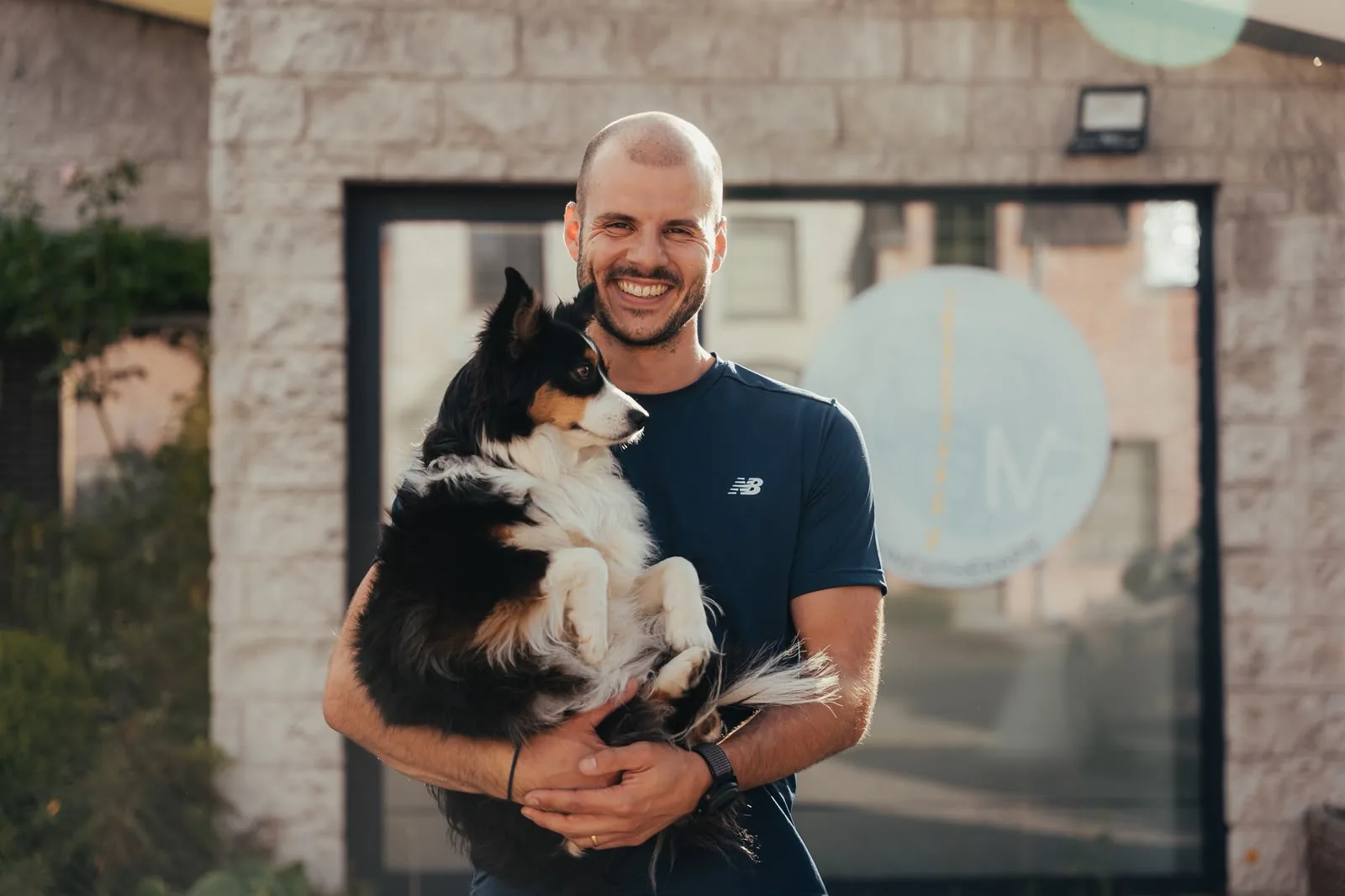 Pierre Delval et Maïa, la mascotte du cabinet