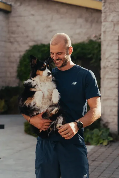 Pierre Delval avec Maïa, la mascotte du cabinet, dans les bras